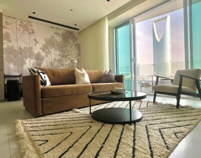 شقة فاخرة بغرفتي نوم | إطلالة برج المملكة | مسبح لا متناهي