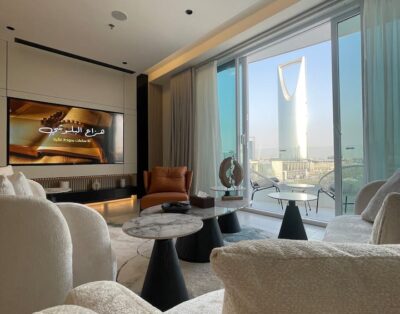 إطلالة فاخرة على برج المملكة | سينما ومسبح وصالة رياضية