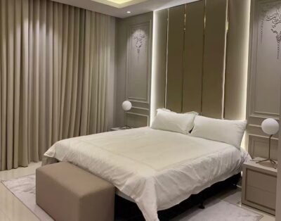 شقة حديثة وفاخرة بثلاث غرف نوم | موقع مميز